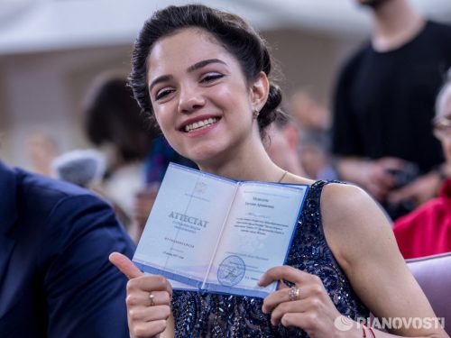 エフゲニア・メドベージェワ選手がロシアの高校を無事卒業。素敵な青いドレスで卒業式に参加