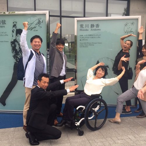 小塚崇彦が仙台の羽生結弦・荒川静香記念モニュメントの前でパリ散ポーズとイナバウアーポーズを披露