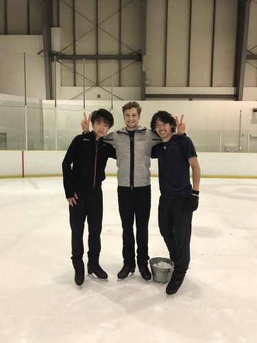 振付練習しているのかな？無良崇人選手と木科雄登選手がチャーリー・ホワイトと一緒にリンクの上でスリーショット。