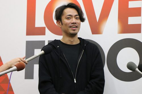 高橋大輔がLOVE ON THE FLOORの囲み取材で左手の薬指指輪について聞かれ「つけているだけ」と答える。