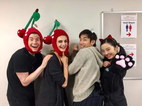 本田真凜の猫ミミ姿が可愛い＆チェリーの帽子を被ったジェフリーバトルも満面の笑み