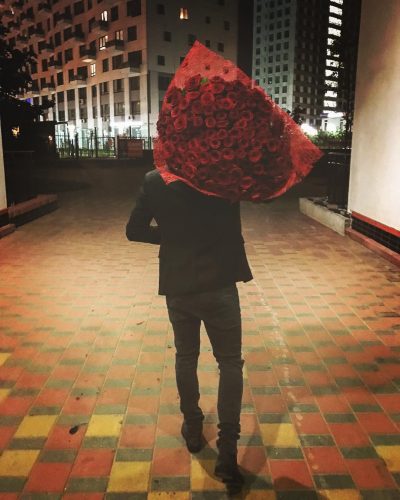 どこに向かってる？ロシアのコフトゥン選手が沢山のバラの花束を抱え夜の街へ