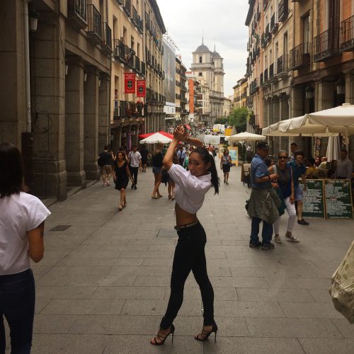 スタイル抜群の安藤美姫がスペインマドリードに出没。美味しい料理に観光を満喫