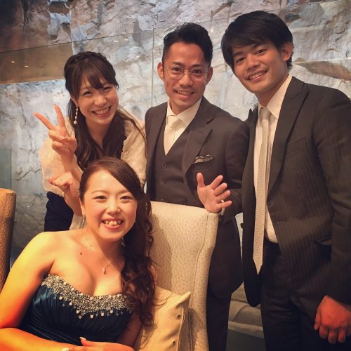 みんなの笑顔が幸せそう。高橋大輔さんと小塚崇彦さんが友人の結婚式に出席。