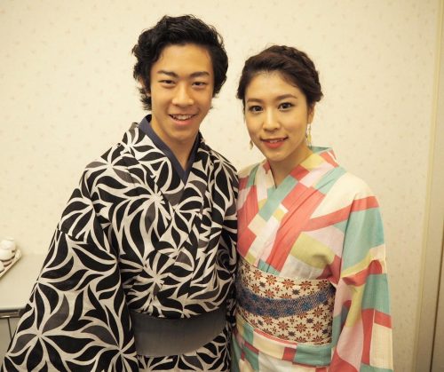 ネイサン・チェン選手と村元哉中選手の浴衣姿でのツーショット写真がお似合い。