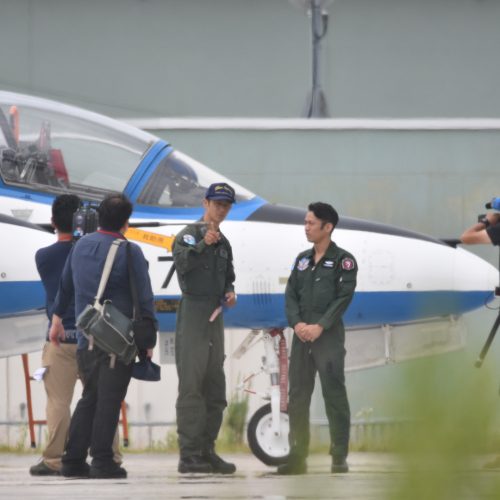 高橋大輔がブルーインパルスに乗る姿を公開。ニュース番組の取材かな？