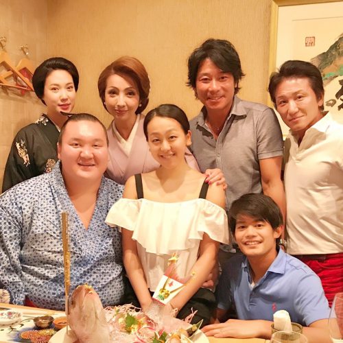 白鳳関の膝の上に座る浅田真央ちゃん。小塚崇彦さんがインスタグラムで公開