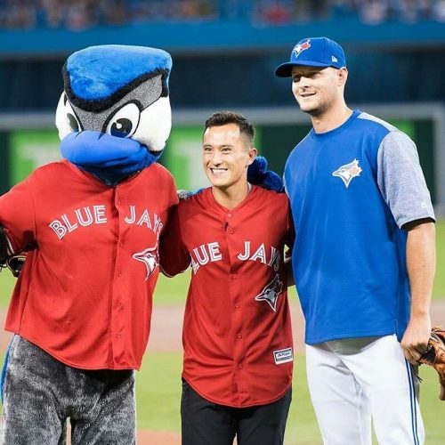 パトリック ・チャンがブルージェイズで始球式。ユニフォーム姿が似合ってる