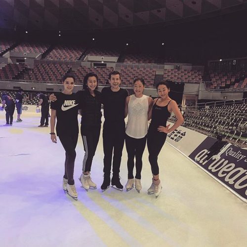 ザ・アイスの会場で練習着姿の浅田真央ちゃんがポーズをとってみんなと記念撮影