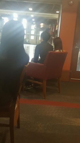 最新の羽生結弦選手の様子を公開。クリケットのラウンジで他の選手の練習風景を眺めてる