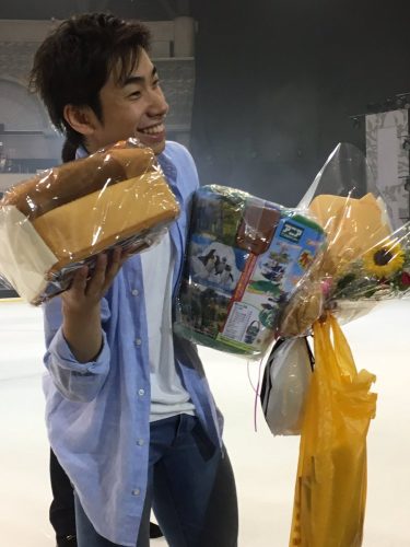 PIW2017鹿児島。どんなポーズの要求にも笑顔で答える織田信成さん。ふれあいタイムでも素晴らしいファンサービス