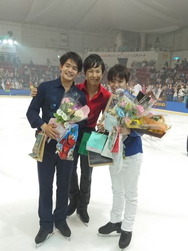 小塚崇彦・宇野昌磨・本田太一のスリーショットを公開。手に持つプレゼントの量が凄い