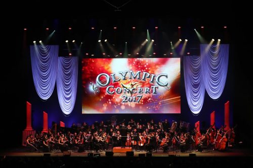 オリンピックコンサート2017。ダッタンジンの踊りに合わせてパリ散で初々しく耀く羽生結弦選手の映像を放送