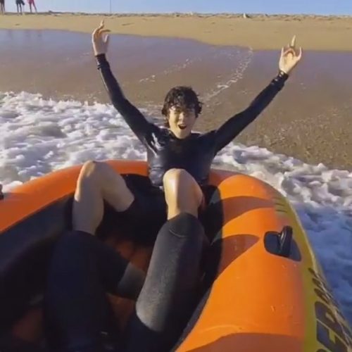 エンジョイして楽しそう。海で友人達と一緒にはしゃぐネイサン・チェン選手の映像が斬新