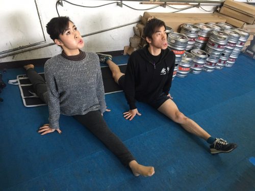 織田信成＆村上佳菜子コンビの面白写真が再び。「入念にストレッチをするオスゴリラとメスゴリラ。」