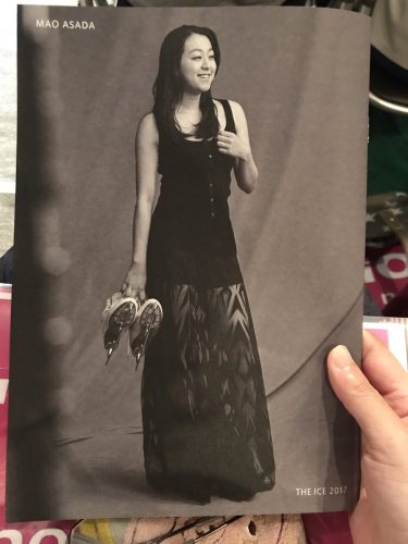 ザ・アイス入場者全員に配られるメッセージ入り浅田真央のフォトブックが大人っぽくてセクシー