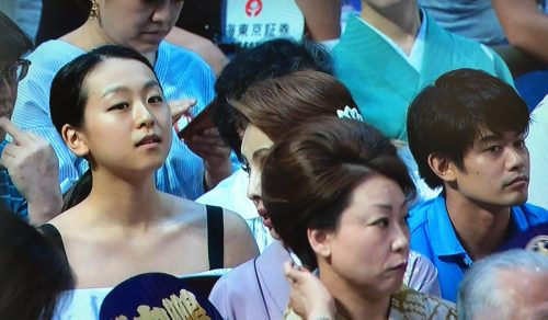 浅田真央と小塚崇彦が名古屋場所で仲良く相撲観戦。取り組み後に座布団が直撃する場面も