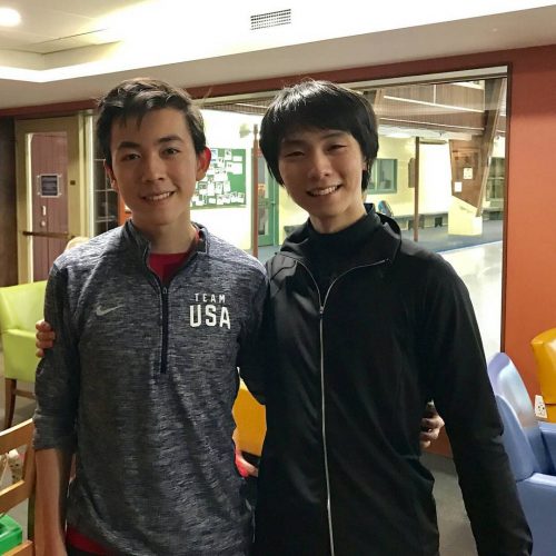 昨夜に引き続きクリケットで最新の羽生結弦の写真を公開。ヴィンセント・ジョウとのツーショットで髪型も可愛くなってる