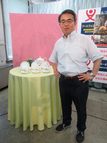 大村秀章愛知県知事が県民栄誉賞の表彰式に浅田真央ちゃんへお渡しする記念品を紹介