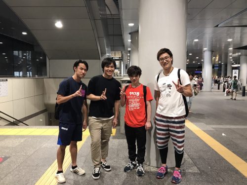 可愛さが引き立ってる。宇野昌磨選手が帰国し名古屋駅で学生さんらと一緒に記念撮影