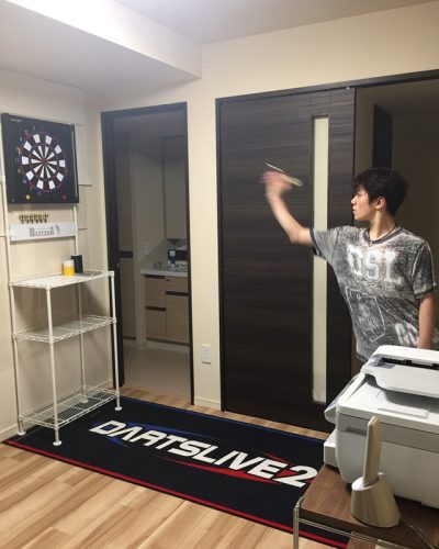 宇野昌磨選手の公式サイト更新。自宅でダーツをする姿を公開