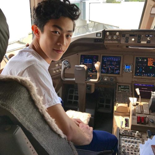 ネイサン・チェンがパイロットに？コクピットで振り向きざまのカメラ目線がカッコいい