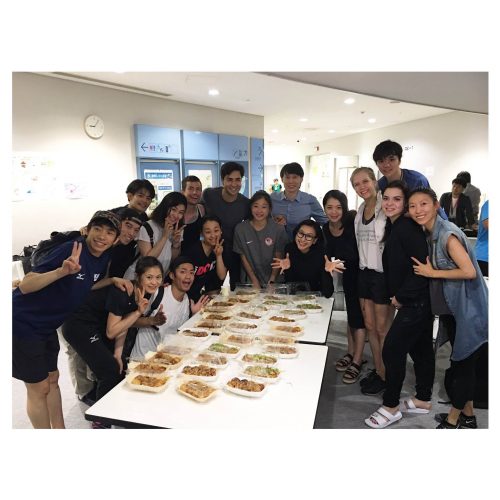 THE ICE2017。大阪公演開幕を目前に控え出場選手が集まってたこ焼きパーティ開催？浅田真央ちゃんが勢いよく食べてる(笑)