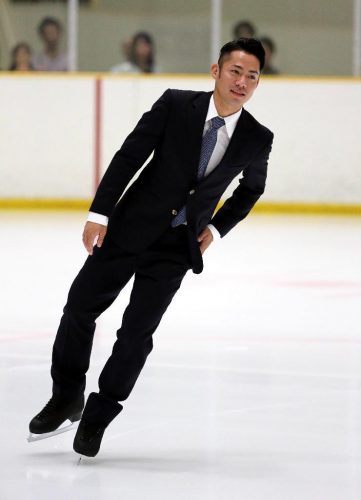 スーツ姿でリンクの上を滑る高橋大輔に「男前」とファンが感激。
