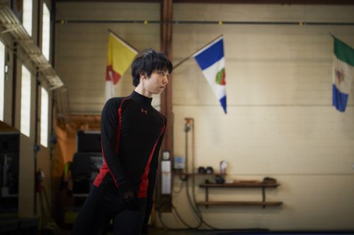 公開練習2日目の練習着は赤UA。羽生結弦が語った五輪への戦略。「自分でいられるプログラム」を選ぶ
