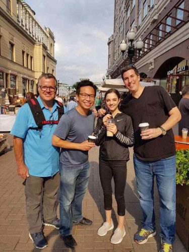 メドベージェワが撮影で綺麗な街をお散歩。純粋な笑顔が可愛らしい