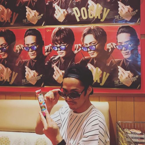 高橋大輔がうまい棒を手に取りポーズをとる写真を公開＆フェリシーバレエ体操のフルバージョン動画を公開