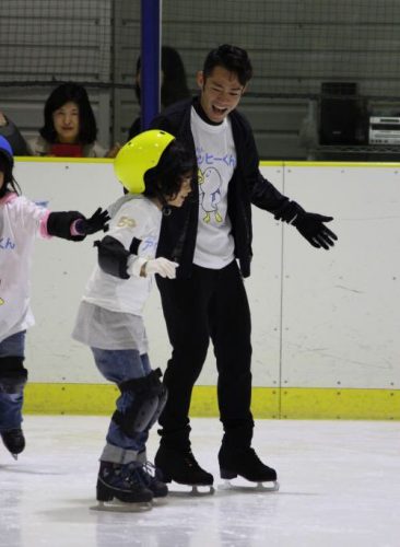 高橋大輔がスケート教室で子供たちと交流。