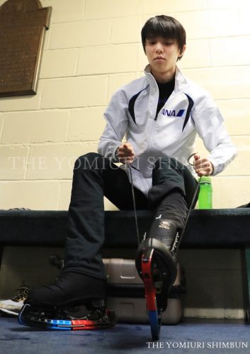 羽生結弦選手のエッジカバーの色が新しくなってる。平昌五輪へのゲン担ぎで変えたのかな？