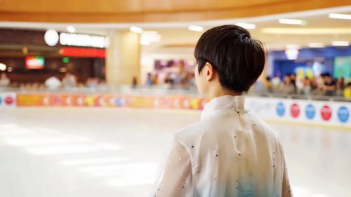 中国で羽生選手そっくりな衣装の一際目立つ人物を発見。かなり目立ってる(笑)