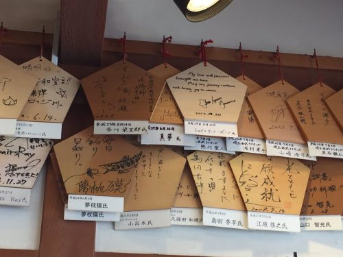 羽生結弦選手の振付師シェイリーンボーンが清明神社に足を運び絵馬に想いを込め奉納