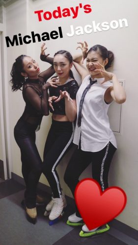 安藤美姫・村上佳菜子・本郷理華が不思議なポーズを取り楽しそうなスリーショットを公開。