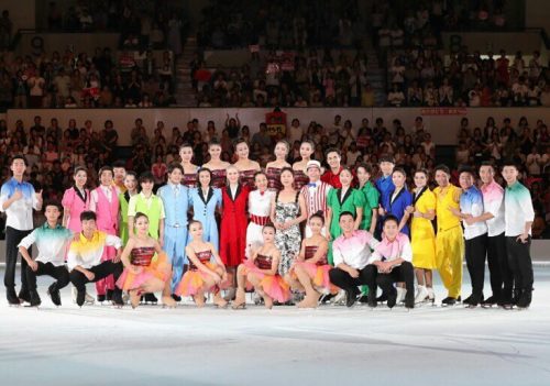 THE ICE2017。カラフルで華やか。浅田真央さんら出演者全員が揃った集合写真を公開