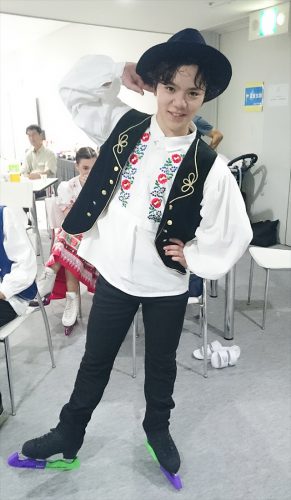 宇野昌磨選手の公式サイト更新。新しいメッセージとザ・アイスで着用したチャルダッシュ衣装でポーズを取る可愛い写真を公開