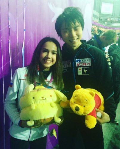 ザギトワちゃんがライブ配信で羽生結弦選手からプレゼントされたプーさんのぬいぐるみを部屋に大切に飾っている事をアピール