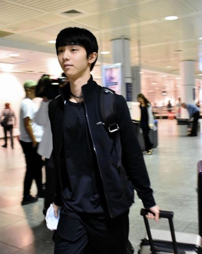 羽生結弦が今季初戦のモントリオールへ到着。表情引き締め「まあまあです」