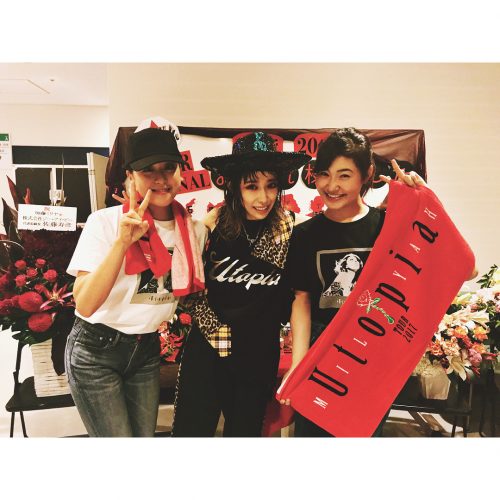 ロックな気持ちでノリノリ。浅田真央と村上佳菜子が仲良く加藤ミリアのライブ観戦。