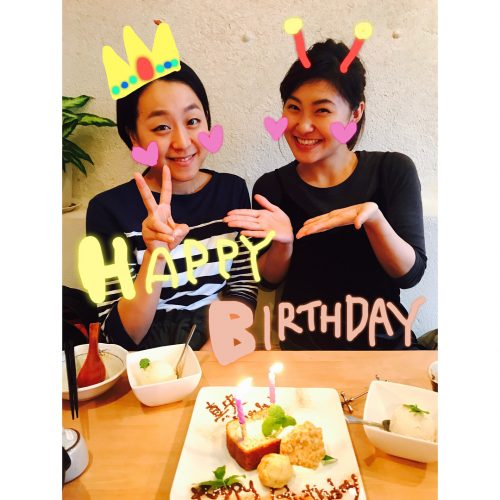 2日遅れのお誕生日おめでとう会。村上佳菜子が浅田真央とツーショットで誕生日を祝福