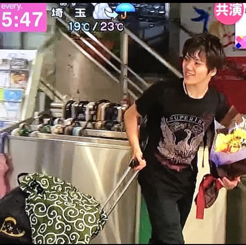 浅田真央と宇野昌磨が色違いでお揃いの唐草模様の風呂敷を使用していると話題に