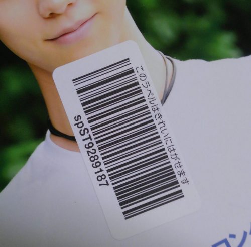 アマゾンで雑誌を注文して自宅に届くとバーコードシールが表紙の真ん中に貼られてるのを見るとイラっとする