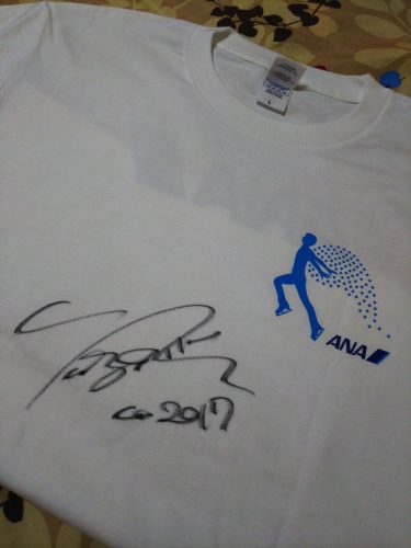羽生結弦のサイン入りTシャツオークションが行われファンの方が無事にゲット。「結弦だけに譲る」心優しい男性の方がいたみたいだ