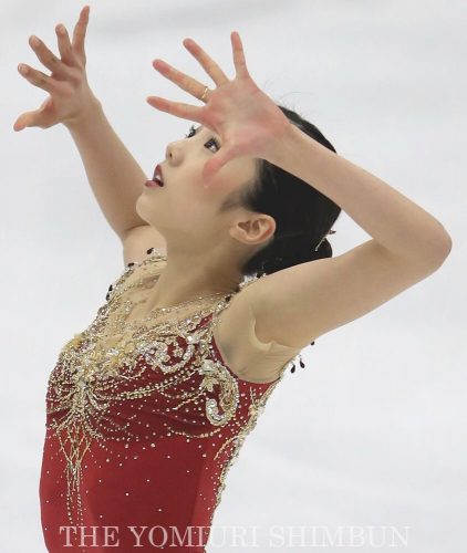 シニアデビュー戦で優勝を飾った本田真凜。高地での戦いに演技後酸欠でふらつき「途中から覚えていない」