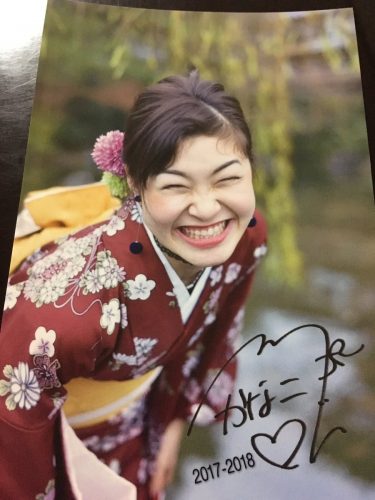 村上佳菜子の満面スマイル。ファンレターのお返事写真のセンスが抜群に可愛い