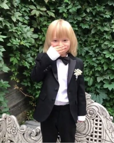 プルシェンコの息子サーシャ君が正装で投げキッスを披露。天使みたいで可愛すぎる。