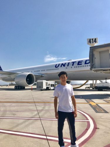 白Tシャツ一枚でネイサン・チェンが飛行機の横に立ち記念撮影。男らしい体格でカッコいい