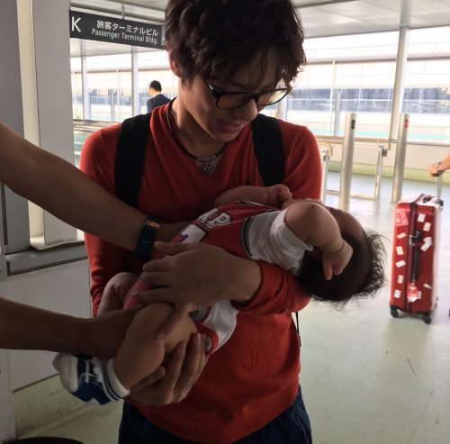 将来は優しいパパ？宇野昌磨選手が赤ちゃんを抱っこする場面が微笑ましい。